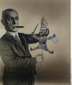 John Heartfield, Esquisse pour affiche : “Fritz Thyssen joue avec le pantin Adolf Hitler”, 1933, photomontage John Heartfield, Esquisse pour affiche : “Fritz Thyssen joue avec le pantin Adolf Hitler”, 1933, photomontage