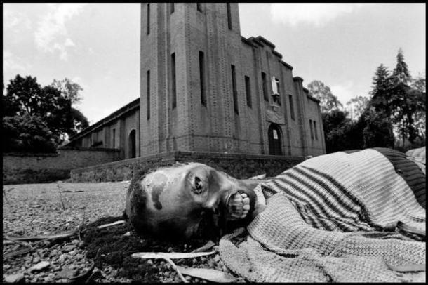 Víctima de la violencia tribal. Rwanda 1994 | Foto: Gilles Peress