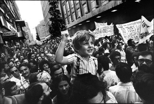Manifestación en la calle Preciados de Madrid en junio de 1976 | Foto: César Lucas