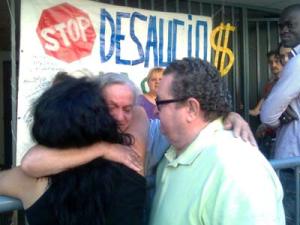 Desahucio parado en Vallecas; julio de 2011 | Foto: EFE para Público.es
