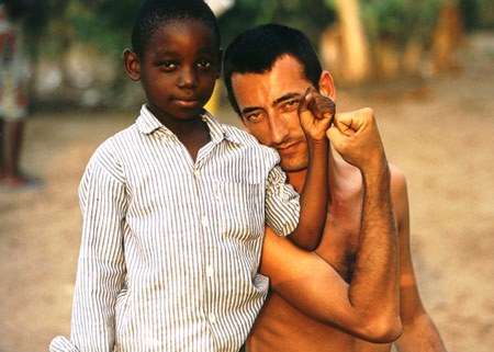 Miguel Gil Moreno, corresponsal de guerra. El 24 de mayo de 2000, mientras desarrollaba su labor profesional, una emboscada guerrillera en Sierra Leona acabó con su vida | Foto extraída de www.fundacionmiguelgilmoreno.com Miguel Gil Moreno, corresponsal de guerra. El 24 de mayo de 2000, mientras desarrollaba su labor profesional, una emboscada guerrillera en Sierra Leona acabó con su vida | Foto extraída de www.fundacionmiguelgilmoreno.com