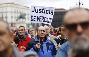 Pancarta en una manifestación: Justicia de verdad | Foto: AP