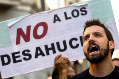 Pancarta en una manifestación: NO a los desahucios | Foto: Telesurtv.net