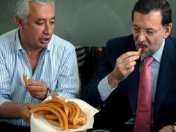 El presidente del Partido Popular, Mariano Rajoy, junto al presidente del partido en Andalucía, Javier Arenas, comiendo churros en Jerez antes de participar en la Junta Directiva del partido de Cádiz | Foto: Agencia EFE