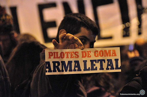 Manifestación convocada por la plataforma Ojo con tu ojo delante de la sede del Departamento de Interior. Creada a raíz del disparo con bala de goma de un Mosso d'Esquadra durante la jornada de la huelga general del 14 de noviembre de 2012, disparo que acabó con la pérdida de un ojo de Ester Quintana. Familiares y amigos de la victima pedían la dimisión de Felip Puig, conseller de Interior, y la eliminación de todo arsenal que atente contra la salud física de las personas. Barcelona, 21 de noviembre de 2012 | Foto: Manu Gómez para Fotomovimiento
