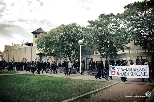 No tanquem els ulls, tanquem els CIE. Marcha solidaria a las prisiones de Wad Ras y La Modelo, cerrando en el Centro de Internamiento para Extranjeros (CIE) de la Zona Franca. Barcelona, 31 de enero de 2013 | Foto: Pedro Mata para Fotomovimiento