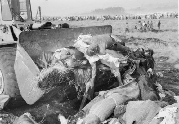 De la serie "Genocidio y hambre en Ruanda, 1994". Excavadora utilizada para enterrar a los muertos en un campamento para refugiados hutus de Ruanda cerca de Goma, Zaire, en agosto de 1994. La mayoría de las víctimas habían muerto por hambre y cólera | Foto: Kevin Weaver para Imperial War Museums UK De la serie "Genocidio y hambre en Ruanda, 1994". Excavadora utilizada para enterrar a los muertos en un campamento para refugiados hutus de Ruanda cerca de Goma, Zaire, en agosto de 1994. La mayoría de las víctimas habían muerto por hambre y cólera | Foto: Kevin Weaver para Imperial War Museums UK