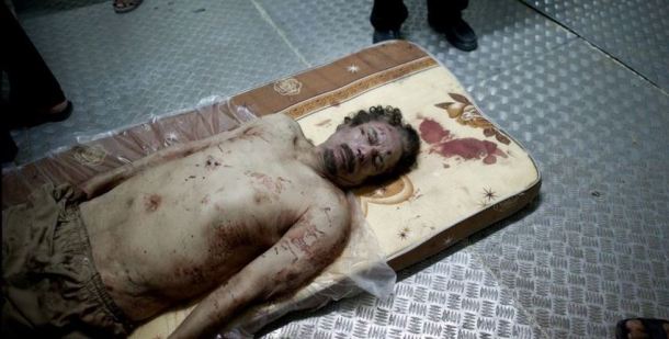 Tras ser asesinado, el cuerpo de Muamar el Gaddafi yace sobre un colchón en la cámara frigorífica de un mercado de verduras cerca de una mezquita en las afueras de Misrata. 21 de octubre de 2011 | Foto: Remi Ochlik Tras ser asesinado, el cuerpo de Muamar el Gaddafi yace sobre un colchón en la cámara frigorífica de un mercado de verduras cerca de una mezquita en las afueras de Misrata. 21 de octubre de 2011 | Foto: Remi Ochlik