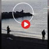 Fotograma del vídeo en el que se ve a tres agentes de la Guardia Civil esperando con los fusiles a los inmigrantes en la playa del Tarajal. "Se escuchó perfectamente a los agentes gritar a los inmigrantes, '¡vamos, cabrones!'", dice uno de los ciudadanos que presenció y grabó los hechos. Fotograma del vídeo en el que se ve a tres agentes de la Guardia Civil esperando con los fusiles a los inmigrantes en la playa del Tarajal. "Se escuchó perfectamente a los agentes gritar a los inmigrantes, '¡vamos, cabrones!'", dice uno de los ciudadanos que presenció y grabó los hechos.