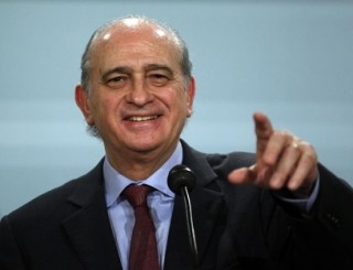 Jorge Fernández Díaz, responsable de la cartera de Interior cuando el 6 de febrero de 2014 agentes de la Guardia Civil dispararon sobre un grupo de inmigrantes que trataban de llegar nadando a la playa del Tarajal, causando la muerte de 14 de ellos | Foto: Efe Jorge Fernández Díaz, responsable de la cartera de Interior cuando el 6 de febrero de 2014 agentes de la Guardia Civil dispararon sobre un grupo de inmigrantes que trataban de llegar nadando a la playa del Tarajal, causando la muerte de 14 de ellos | Foto: Efe