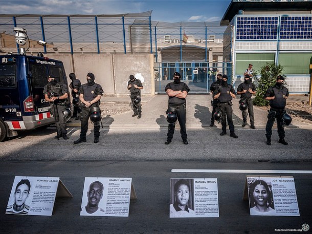 Acción en el Centro de Internamiento de Extranjeros (CIE) de Zona Franca en Barcelona, 14 de junio de 2014 | Foto: Jorge Lizana para Fotomovimiento