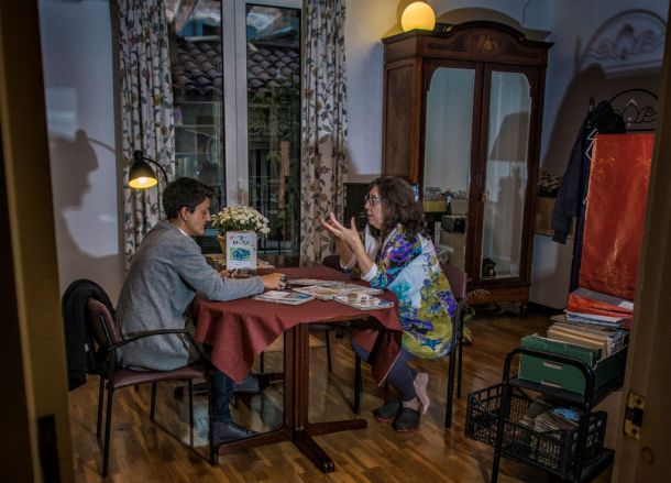 Las herramientas que utiliza Anna González Batlle son objetos comunes: la magia la da el arte con que las usa | Foto: Jorge Lizana