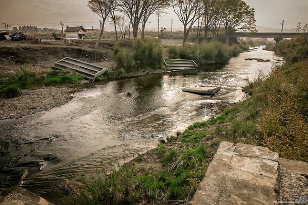 El puente y la casa siguen tal y como quedaron hace 3 años, cuando el desastre arrasó esta ciudad. Mayo de 2014 | Foto: Rieko Uekama