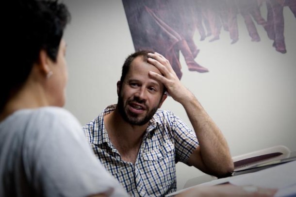 “Ninguna administración pública debería esconder ningún protocolo sobre gestión de manifestaciones o uso de material antidisturbio”. Entrevista a Dani Vilaró en la sede de Amnistía Internacional de Barcelona | Foto: Aitor Fernández “Ninguna administración pública debería esconder ningún protocolo sobre gestión de manifestaciones o uso de material antidisturbio”. Entrevista a Dani Vilaró en la sede de Amnistía Internacional de Barcelona | Foto: Aitor Fernández
