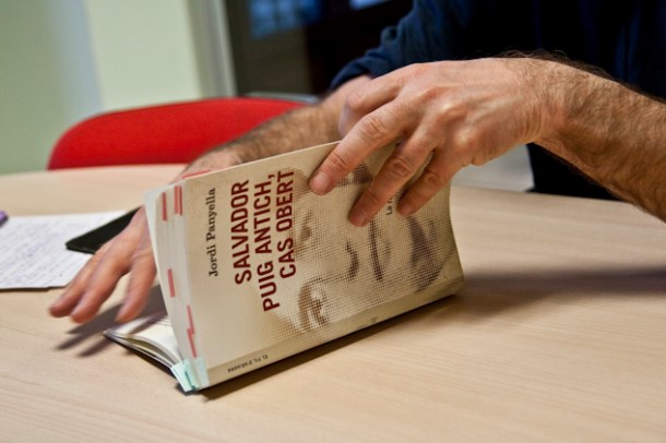 "El pasado pesa demasiado en el Tribunal Supremo". Jordi Panyella hojea un ejemplar del libro que ha publicado con la nueva investigación | Foto: Aitor Fernández